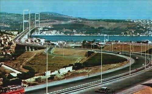 Kprden yayalara gei, 1 lira gei creti karlnda 2 Mays 1974'de verildi. Kprnn tayc ayaklarnn her birinde yayalar yukarya tayan dev asansrler mevcuttu. Ancak kprden aaya atlayanlarn saysnn artmas yznden birka yl sonra yayalara yasak geldi ve gnmze kadar kpr yaya geilerine kapatld.