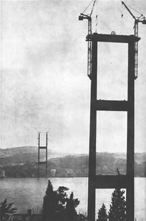 Dikey kulelerinin birbirleriyle yatay olarak balanmas. Ocak 1972'de kuleler tamamlannca Ortaky'den Beylerbeyi'ne kadar denizin yzeyine, birbirine paralel 2 adet kulavuz halat serildi ve bunlar kulelerden ayn anda ekilerek ilk birleim saland.