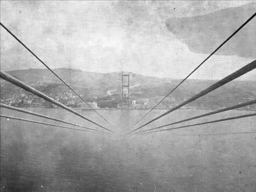 21 ubat 1972'de klavuz halatlar ekildi...