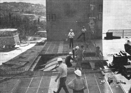 Kulelerin altndaki gei noktalarna, kprdeki genlemeye uyum salamas amacyla dnen levhalar monte edildi.