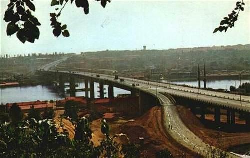 15 Mart 1974'de evreyolu'nun nemli geilerinden olan Hali Kprs'nn iki yakas birletirildi ve yaya olarak geildi. 10 Eyll 1974'de de Hali Kprs ald.