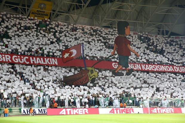 Kuzey kale arkas tribnde yaplan koreografiyle 15 Temmuz ehitleri anld.