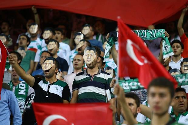 Ma ncesi taraftarlara, zel Kuvvetler Komutanlnda darbeci generali vurduktan sonra ehit edilen Piyade Astsubay Kdemli Baavu mer Halisdemir'in fotorafnn bulunduu 42 bin adet maske de datld.