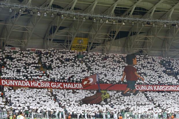 Atiker Konyaspor'un Spor Toto Sper Lig'in 2. haftasnda Beikta' arlad mata kuzey kale arkas tribnde yaplan koreografiyle 15 Temmuz ehitleri anld.