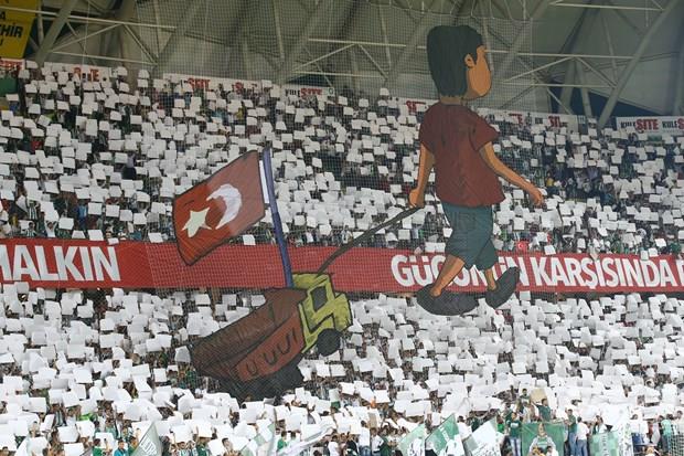 Her iki takmn taraftar tribnlerdeki organizasyonlaryla FET darbe giriimine kar mesajlar verdi.