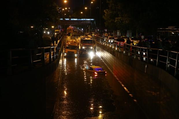 Bu arada kentin farkl yerlerinde de baz ev ve i yerlerini ise su bast renildi.