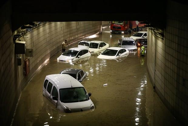 Baz vatandalarn aralarnn zerlerine karak itfaiyeyi bekledikleri grld.