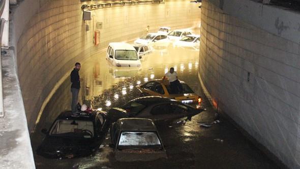 Ankara Bykehir Belediyesi tfaiye Daire Bakanl'na bal itfaiye ekipleri mahsur kalan aralar ve srcleri kurtarmaya alrken, ASK ekipleri de biriken yamur suyunu tahliye almas balatt.