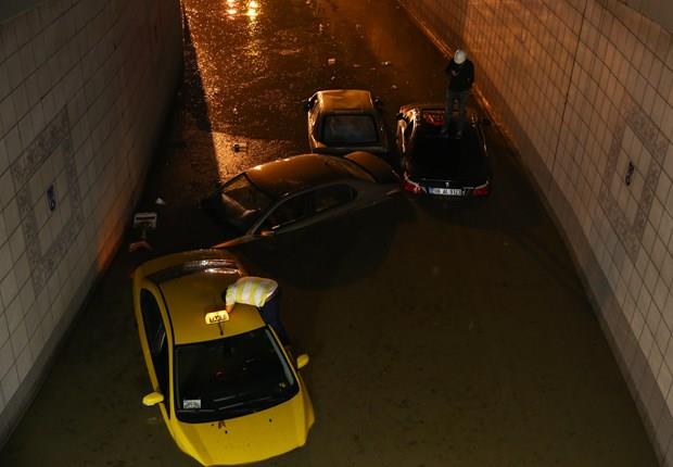 15 Temmuz Kzlay Meydan'nda da saanak nedeniyle ara trafiinde younluk yaand. Yayalar da saanak nedeniyle yrmekte zorluk ekti.
