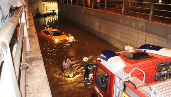 Kentin farkl noktalarnda yaanan su basknlar nedeniyle Eskiehir Yolu, stanbul Yolu, Konya Yolu, nn Bulvar ve Mevlana Bulvar gibi bir ok ana arterde de trafik tkand. Kzlay&#8217;da trafik ankaya istikametine kapatlarak, ksmi olarak saland.