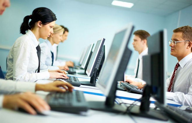 BTK'YA BLM UZMANI    Bilgi Teknolojileri ve letiim Kurumu (BTK) ise eitli birimlerde grevlendirmek zere 45 uzman yardmcs alacan duyurdu. Burada ise KPSS' den 70 puan alma art getirildi. Almlar, sosyal bilimler, hukuk ve mhendislik alanlarnda ilgili blmlerden yaplacak. Bavurular 31 Austos-6 Eyll tarihleri arasnda kurumun internet sitesinden yaplacak.