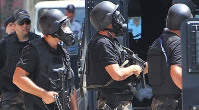 10 BN ZEL HAREKAT    Babakan Yardmcs Numan Kurtulmu' un yapt aklamaya gre 9 bin bay, bin bayan olmak zere 10 bin polis daha alnacak. Bu seferki alm zel harekat brannda gerekleecek. Polis zel harekat almlar artlarna gre en az lise veya dengi okullardan mezun olmak ve askerliini tamamlam olmak gerekiyor.