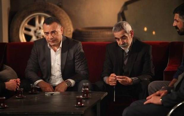 ADAYLIKTAN EKLD  <p>  Ekya Dnyaya Hkmdar Olmaz'n Hzr akrbeyle'si Oktay Kaynarca, kararyla gndem yaratt. nl oyuncu, 43. Altn Kelebek dlleri'ndeki 'En yi Erkek Oyuncu' adaylndan ekildiini aklad.