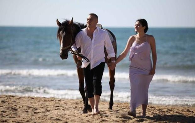 "HERKESE TEEKKR EDERM AMA..."  <p>  "Altn Kelebek dl treni en iyi oyuncu kategorisinde aday gsterilmemi uygun gren herkese teekkr ederim ancak, bu kategoride yarmada olmak istemediimin bilinmesini rica ediyorum. Dier aday arkadalarma baarlar dilerim. Sevgilerimle."