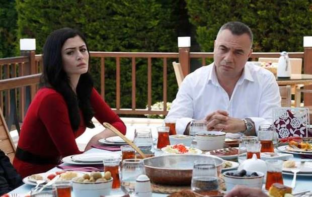 "NAL TOPLATIRLAR"  <p>kinci rolde oynayan oyunculuk kkenli yle yetenekli ve baarl insanlar var ki; onlar performanslaryla hepsine nal toplatr.