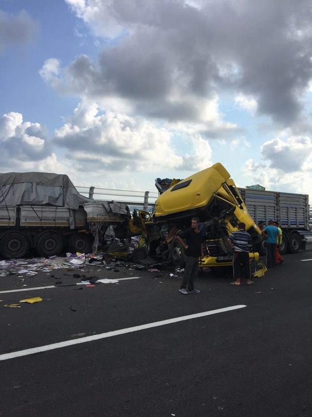 Cuma gn al yaplan kprde iki TIR  arpt.    Kazada ilk belirlemelere gre; 1 kii yaamn yitirdi, 1 kii de yaraland.