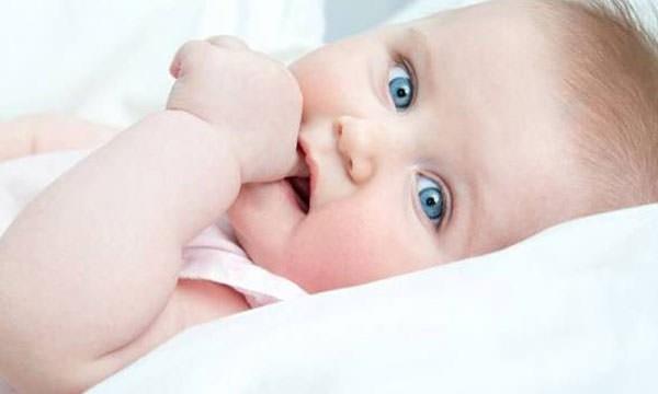 Gz kurumas nedeni ile yllar iinde sklera denilen gzn n tabakasnda anmalar olabilir. Sinir ularn etkileyerek nropati yapabilir.