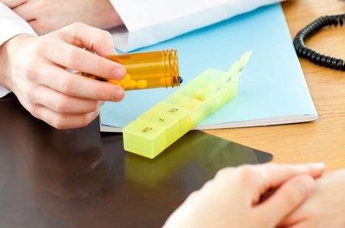 Hastada tkrk salgs ve gzya salgsnda azalma ve bunun sonucunda az kuruluu; gzlerde batma-kuruluk hissi oluur.