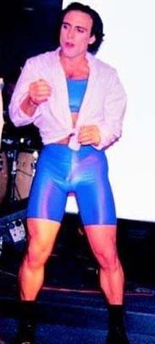 Halit Ergen, Mimar Sinan niversitesi Opera ve Mzikal Tiyatro Oyunculuu blmnde okurken bir ara Ajda Pekkan'a elik eden dans grubunda yer alm. Bu kare de o yllardan kalma.