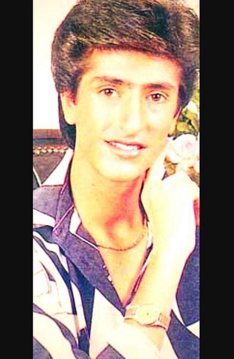 DR. EROL KSE ?@drerolkose  Bu yumusak pozun Mahzun Kirmizigul versiyinu da var bildigin ruj surmus , pozda parmagi keees ! Bunlar mi mao !