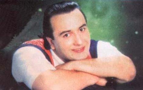 Gsteri dnyasnn baz nllerinin yle fotoraflar var ki insan grnce "bunlar gerekten onlar m" demekten kendini alamyor. Bazlar meslek gerei belki imdi yanndan bile gemeyecekleri pozlar vermiler, bazlar da zaman iinde grntlerini inanlmayacak kadar deitirmi. stelik tm bunlar alld zere kadn nller iin deli erkek nller iin geerli. te gsteri dnyasnn yerli ve yabanc erkek nllerinin artan fotoraflar.