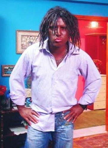 Ayn dizinin bir blmnde de byle kamera karsna gemiti Alian.