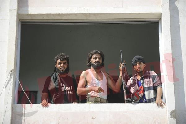 Srekli kafa keserek idam ediyorlard. Bazen de (uzun bir bayrak direinin olduu binay gstererek) buradan aa atyorlard" dedi. Ahmed adndaki gen, ID'in nce internet kullanmnn yasaklandn hatrlatarak, rgtn daha sonra telefon, televizyon ve uydu anteni gibi cihazlarn da kullanlmasnn yasaklandn kaydetti.