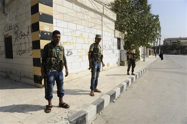 Ebu Ubeyd, rgtn sz konusu dayatmalarn uygulamayanlar iin "eitime" alndn, ayni uygulamann ikinci kez yaplmamas karlnda ise bir aylk hapis cezasnn verildiine dikkati ekti.<br>  Ahmed adndaki gen, terr rgt ID'in ilk bata nternet kullanmnn yasaklandn hatrlatarak, rgtn daha sonra telefon, televizyon ve uydu anteni gibi cihazlarn da kullanlmasnn yasaklandn kaydetti.