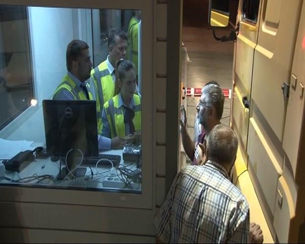 Ancak HGS, OGS sisteminde ve kredi kartyla deme sisteminde yaanan sorun nedeniyle otoban klarnda ara kuyruklar olumasna neden oldu.