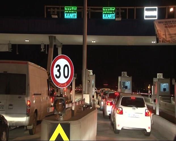 Baz vatandalar da duruma kornalarna basarak tepki gsterdi.