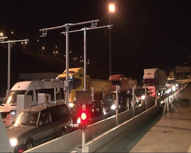 Yaklak 1 saat sren sorunun zlmesinin ardndan ara kuyruklar sona erdi.