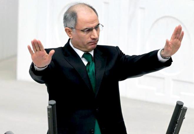 Efkan Ala dnda fotorafta yer alan 6 kiiden 4&#8217;nn Fetullah Terr rgt soruturmas kapsamnda gzaltna alnan ve tutuklanan vali ve kaymakamlarn olmas "Efkan Ala'y FET balants m gtrd" iddialarn gndeme getirdi.