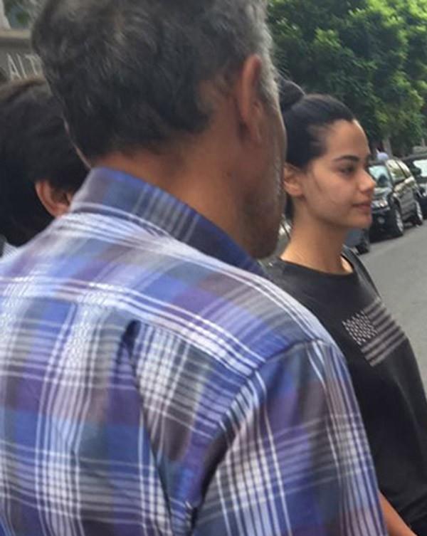 O srada evredeki kiilerin tanklk ettii saldr srasnda motosikletli ahslarn 8-10 el ate ettii nl ismin arac kullanlamaz hale geldi.