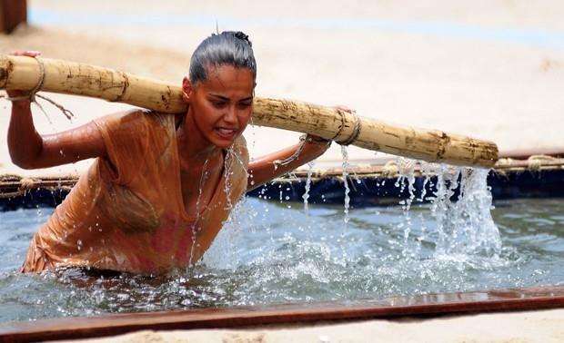 Acun Ilcal'nn sunduu Survivor yarmasnda nl top model Adriana Lima&#8217;ya olan benzerliiyle adndan oka sz ettiren Fatmagl Fak'nn aracna silahl saldr dzenlendi.