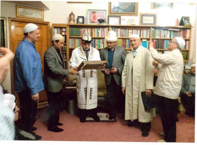 zmir'de, Bergama merkezli dzenlenen FET/PDY operasyonunda gzaltna alnan 23 kiinin zerinde ve adreslerinde yaplan aramalarda, ilgin belge, yazma ve fotoraflara ulald belirtildi.