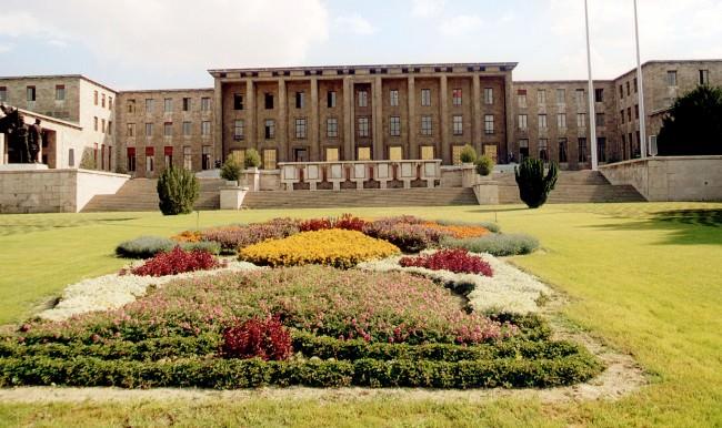 41 Meclis personelinin ihra edilmesinin ardndan, TBMM'de 60 personelin daha aa alnd belirtildi. Aa alnan personelle ilgili soruturma sryor...