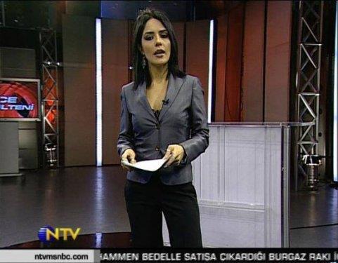 Gzellii ve tarzyla nl spiker Banu Gven'e benzetilen zdem, ok gemeden NTV'ye   transfer olarak 'Gece Blteni'ni sunmaya balad