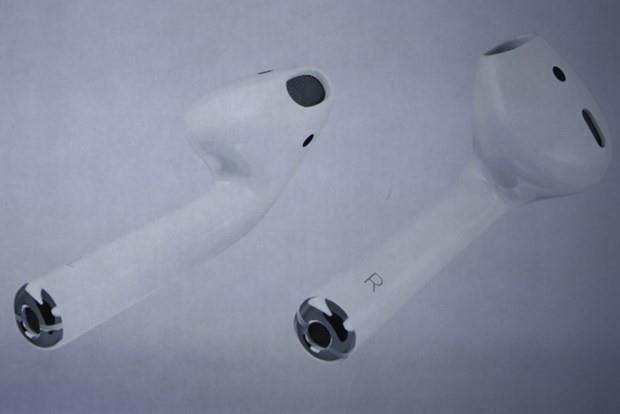 Bunun ardndan Apple wireless kulakln tantt. 'AirPods' isimli wireless kulaklkta  W1 adnda yeni bir ip yer alyor. rn ayn zamanda dokunmaya duyarl.