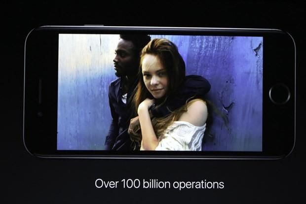 Yeni iPhone'larn arka kameralar ise 12 MP. iPhone 7 Plus&#8217;taki iki arka kameradan biri geni a, dieri ise telefoto lensi olarak kullanlyor.