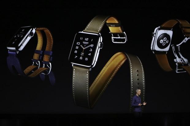 Apple Watch seri 2'de seramik bir opsiyon da bulunuyor. Etkinlikte Apple, yeni Hermes kaylarn da grcye kard.