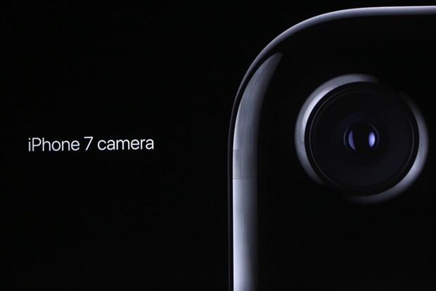 Hem iPhone 7'de hem de iPhone 7 Plus'ta optik imaj sabitleyiciye yer verildi. 'wo tone flash' ad verilen zellik sayesinde karanlkta iki kat daha fazla k alnyor.