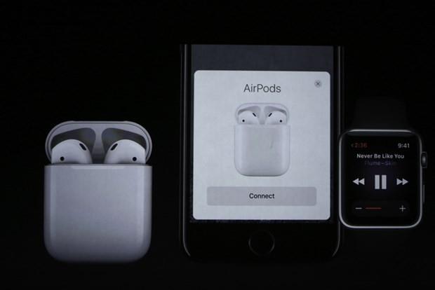 AirPods iPhone, Apple Watch ve dier tm Apple cihazlarna uyumlu. AirPods tek seferde 5 saat sreyle kullanlabiliyor.
