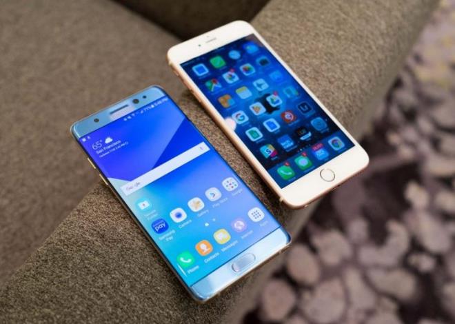 Samsung ise tpk Apple&#8217;da olduu gibi serinin nceki modellerine benzer bir tasarm anlayn benimsemeye devam ediyor.