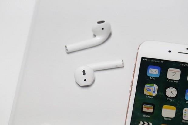 3.5mm'lik kulaklk giriini ortadan kaldran Apple, 'AirPods' isimli wireless kulakln dn gece grcye kard. Wireless kulaklklar elbette teknoloji dnyas adna yeni bir gelime deil. Ancak bu rnn iPhone 7 paketinde dahil olmamas ve lkemizde 779 liralk fiyat etiketi ile satlacak olmas Apple'n altn izmekten kand baka bir husus.