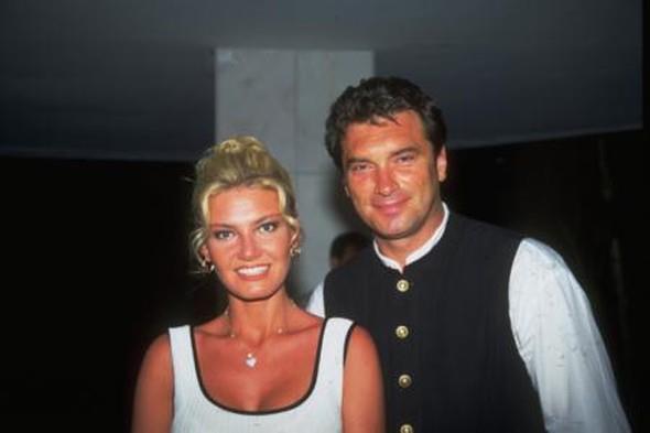 Bir ok nl ismin sunuculuk yapt program ilk olarak Tark Tarcan'n sunumu ile ekranlara geldi.