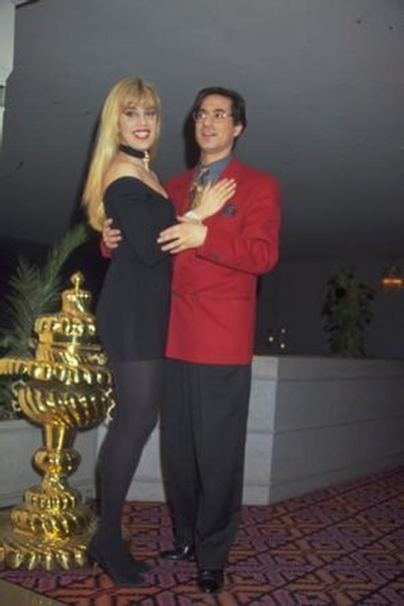 Televizyon programlarnn aranlan ifti, 'Biz kimiz' adl albmleri ile hem gze hem kulaa hitap etmeyi amaladlar. Ancak albm beklenen ilgiyi grmedi ve kelimenin tam anlamyla hsranla sonuland.