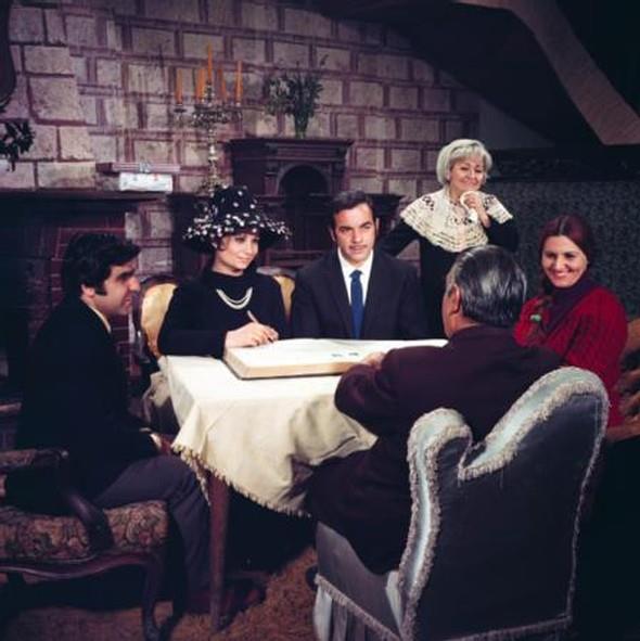 Yollar ilk kez 'Kk Hanm Efendi' serisinde kesien iki nl oyuncu bu yapm sayesinde byk bir baarya da imza att.