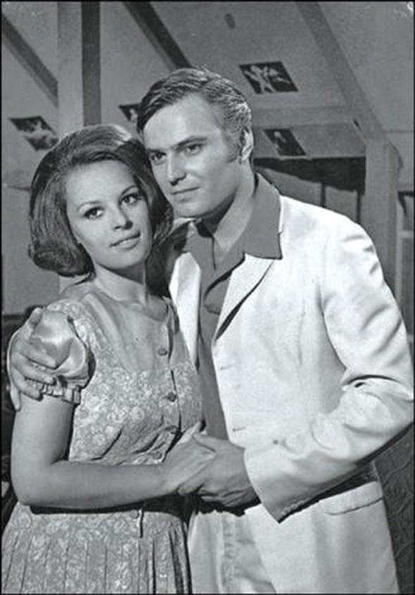 grmedi. Dnemin nl ynetmenlerinden Temel Grsu katld 'Arivlik Muhabbetler/Yeilam' Yaratanlara Sayg' gecesinde bu durumu '1965'te Hlya Koyiit ve Ediz Hun evlenmeye karar vermiti. Ancak Koyiit'in annesi bu evlilie onay vermedi'szleriyle zetledi.Bunun zerine Hun ve Koyiit yollarna sadece i arkada olarak devam etti.