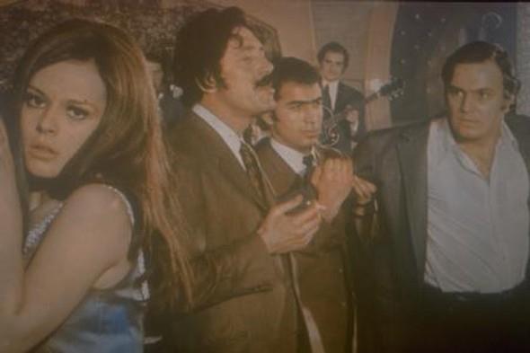  hayatlarndaki baarlarn zel hayatlarna tamay amalayan ve 1965 ylnda evlilik karar alan Ediz Hun - Hlya Koyiit ikilisinin ilikisi Koyiit'in annesinden onay grmedi.