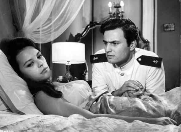 HLYA KOYT - EDZ HUN    Katld bir yarma ile hret kapsn aralayan Ediz Hun ve 1963 yapm Susuz YAz ile Trk sinema tarihine adn altn harflerle yazdran Hlya Koyiit de yeilam'n unutulmaz iftlerinden.